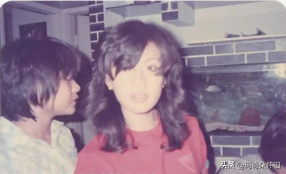 图说·翁美玲➡️这张生活随拍，真的太有温度了。

没有刻意的造型，没有精致的摆拍