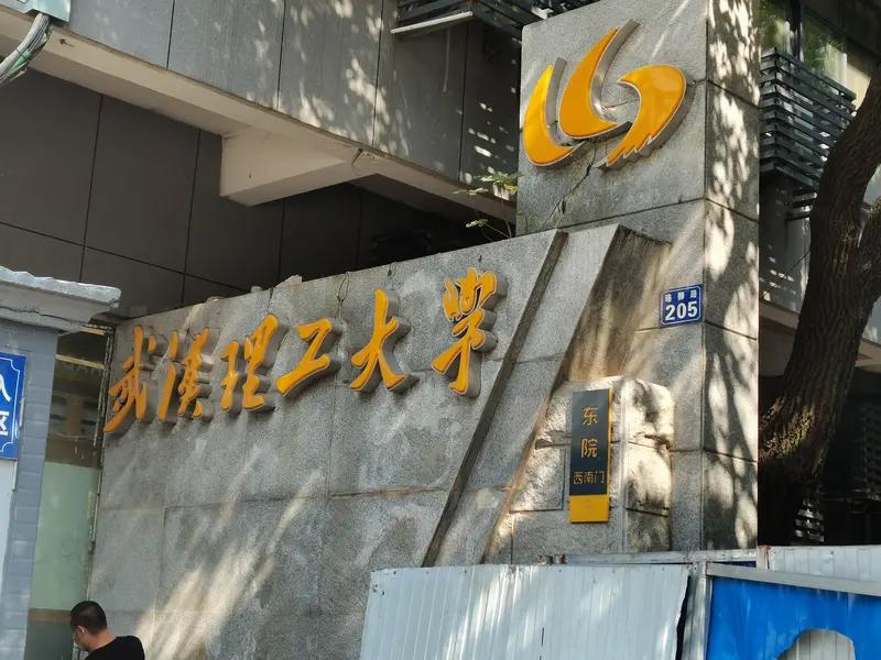 211毕业生当保安被母校约谈：凭双手挣钱，到底丢了谁的脸？
 
家人们刷到了吗？