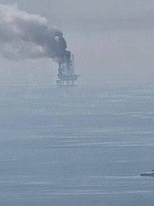 伊朗每日新闻刚刚报道：
一艘位于波斯湾的阿联酋石油钻井平台在遭到伊朗沙希德 - 