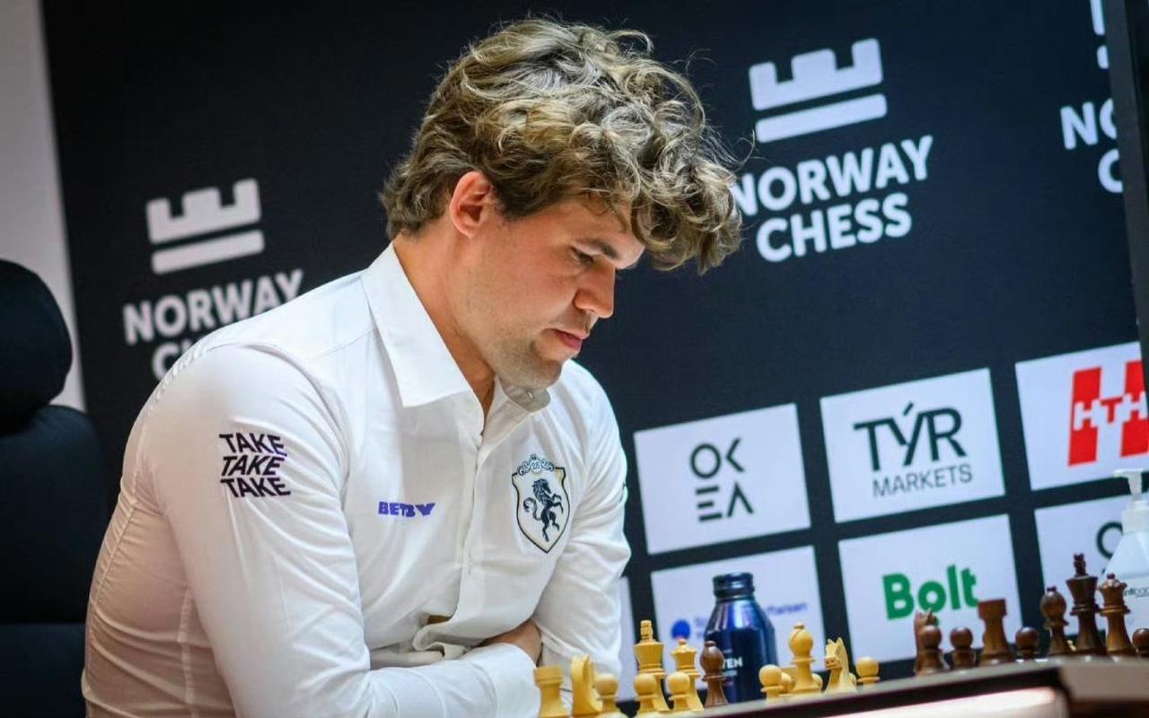 棋王卡尔森慢棋胜新科世界冠军古克什，与中村光并列榜首：韦奕快棋负艾里盖西。

国