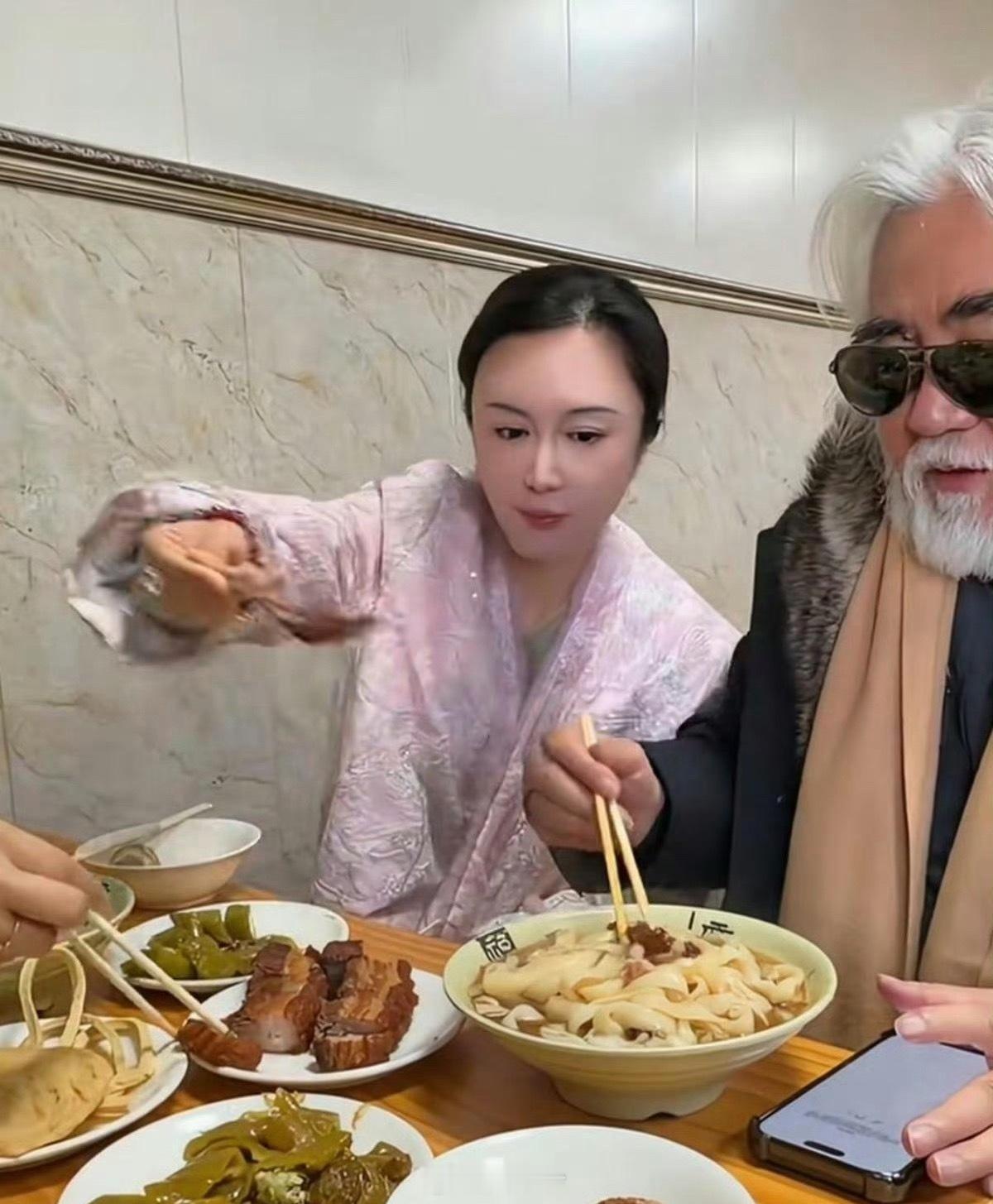 张纪中夫妻俩人在武汉吃油泼面被偶遇 