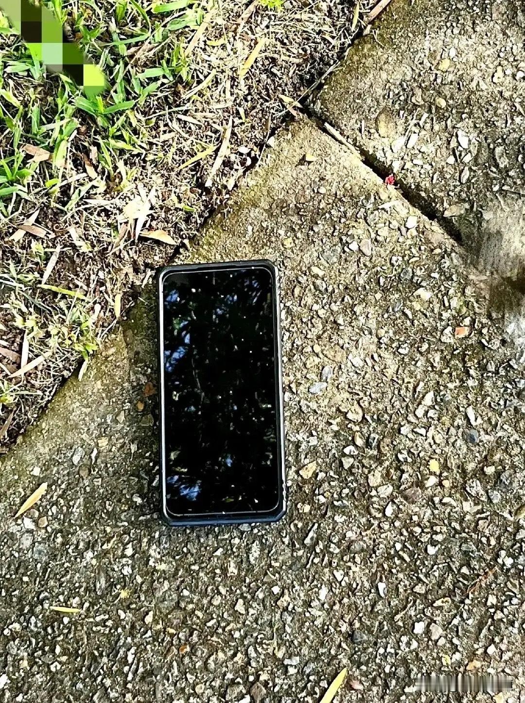河南郑州，女子在路边捡到一部手机，她尝试解密码无果后，觉得手机留着也没用，就一把