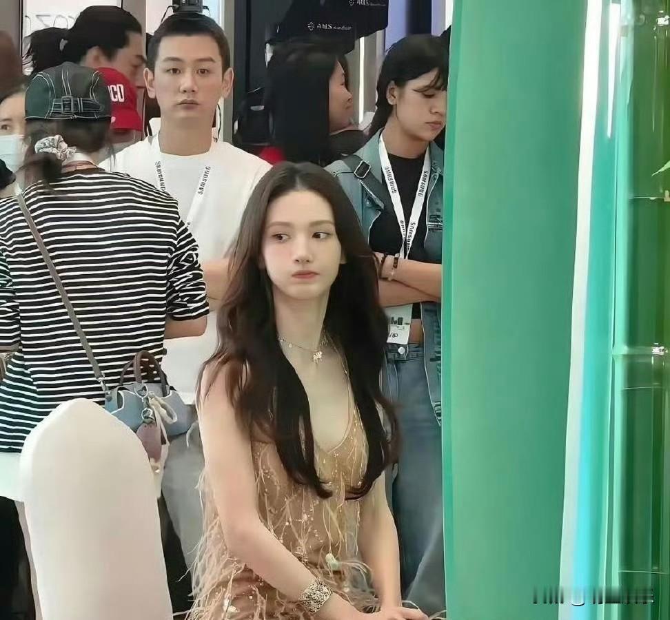 这是金晨？差点没认出来
电视上瞅着一般，没想到真人老好看了！