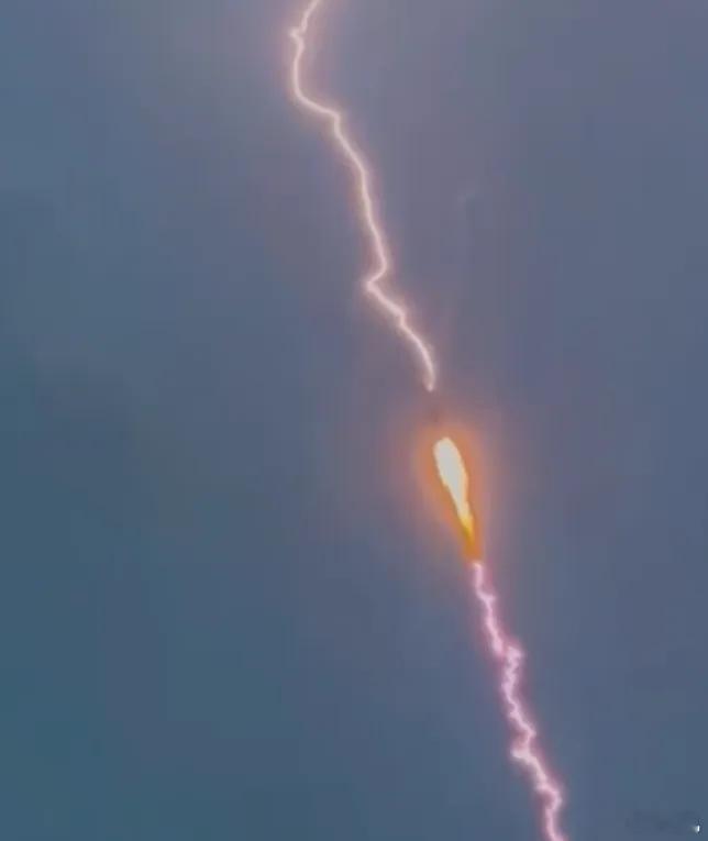 中国火箭飞行中与闪电震撼同框 7月24日，我国在西昌卫星发射中心使用长征三号乙运