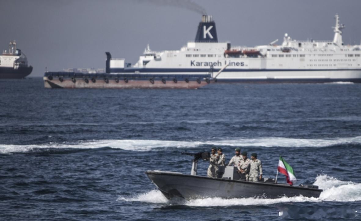 都说航母牛，但进了霍尔木兹海峡，碰上伊朗这招“蜂群战术”也得怂。一百多艘小快艇围