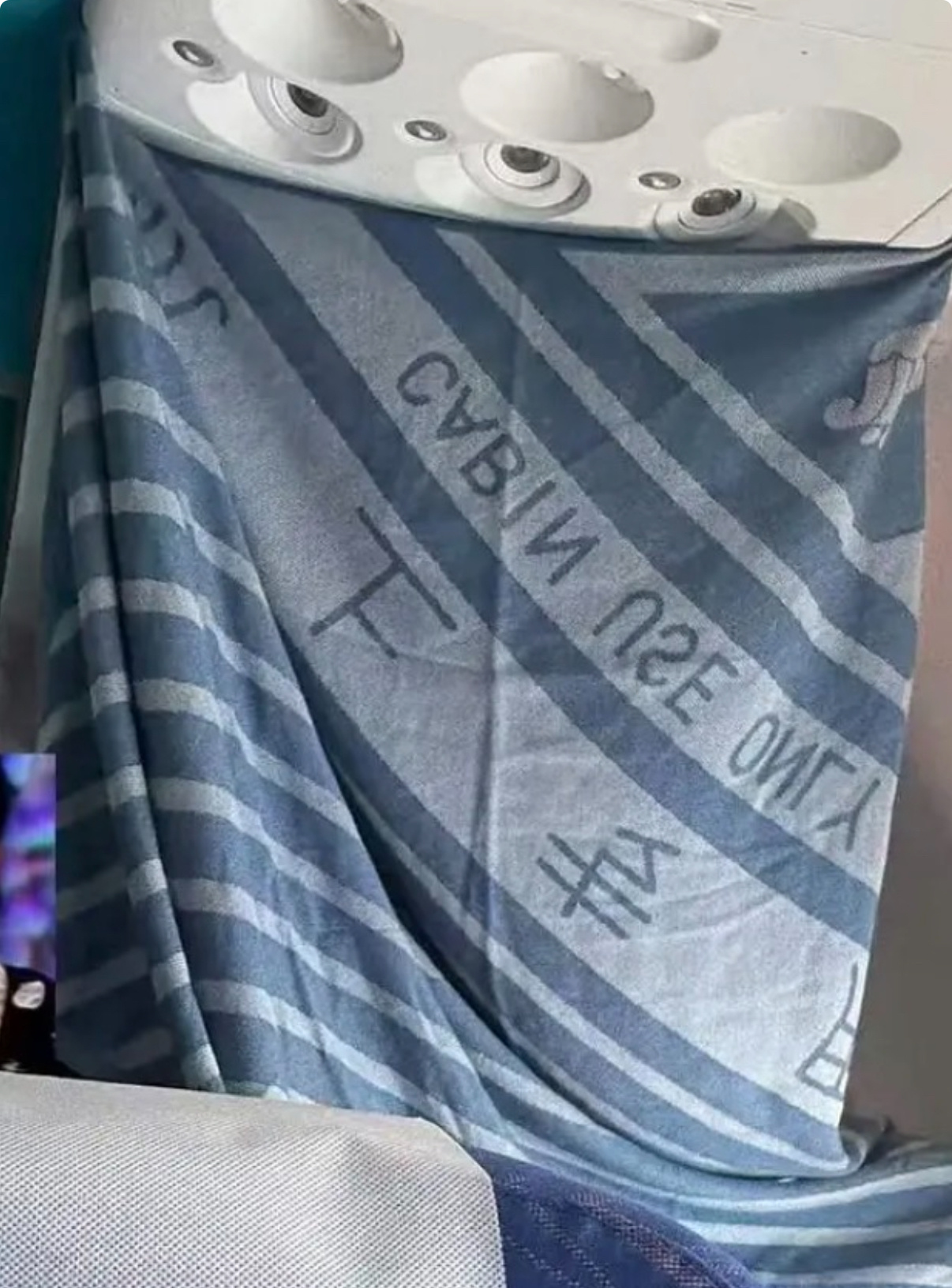 omg你们吓到我啦！是兄弟的话挡什么帘子？挡住帘子是在亲嘴吧 