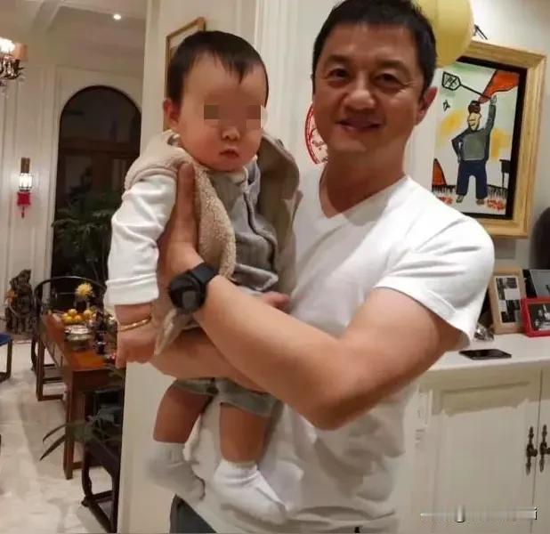 李亚鹏香港，慈善晚宴不成功，只筹到336万，对此他说，寒酸吗？觉得我们一点也不寒