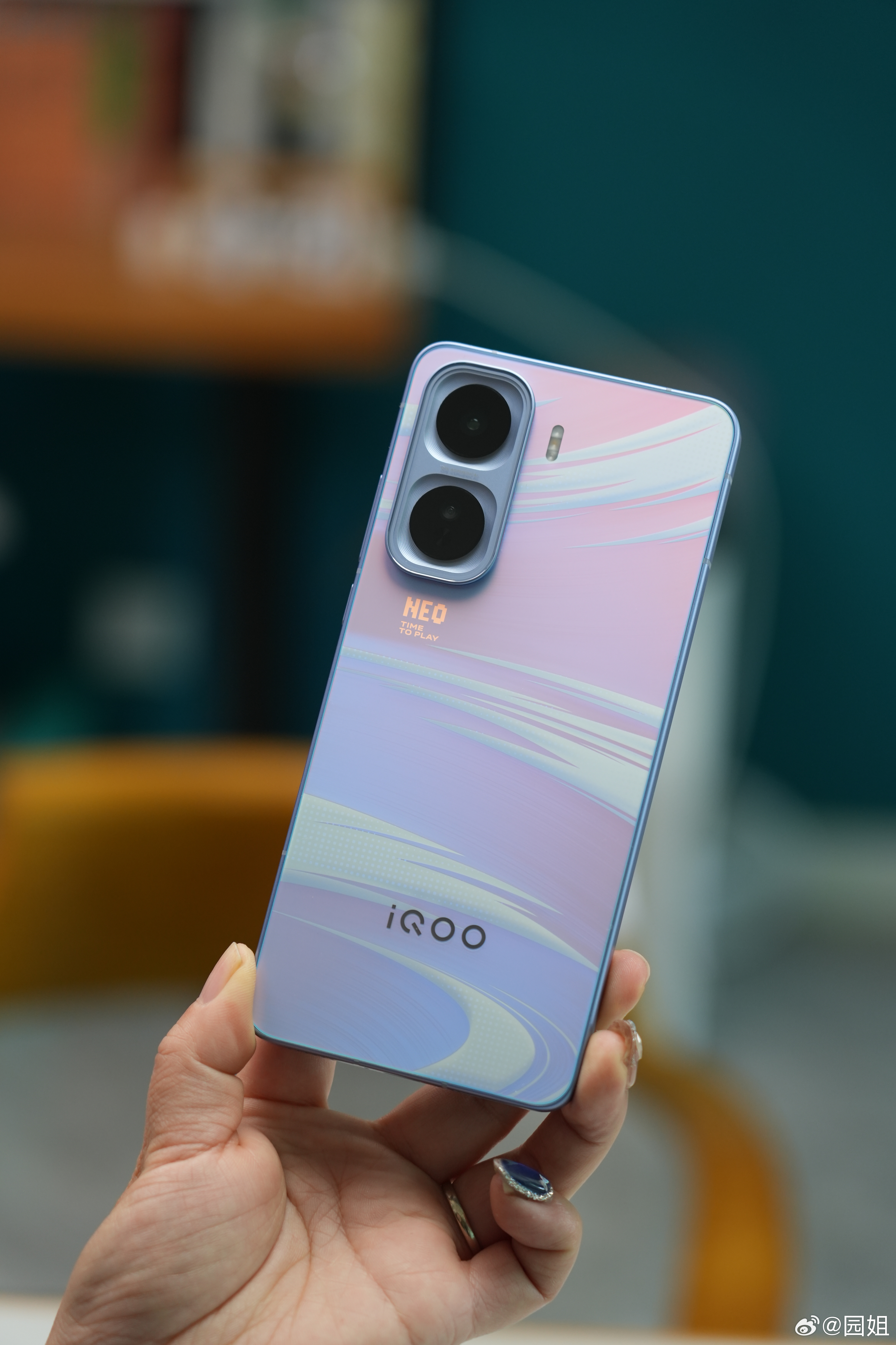 iQOO Neo11这个面对疾风配色有点好看吧，不同角度光线变化颜色也不一样，很