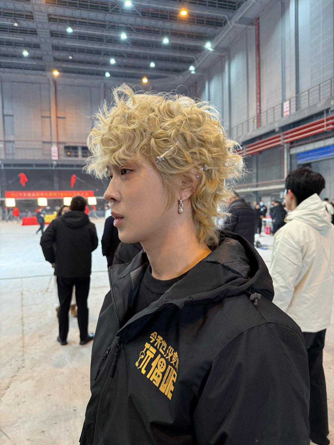 马伯骞金发巨型洋娃娃 马伯骞新造型是洋娃娃赛道突袭吧？金发卷毛蓬松柔软，下颌线利