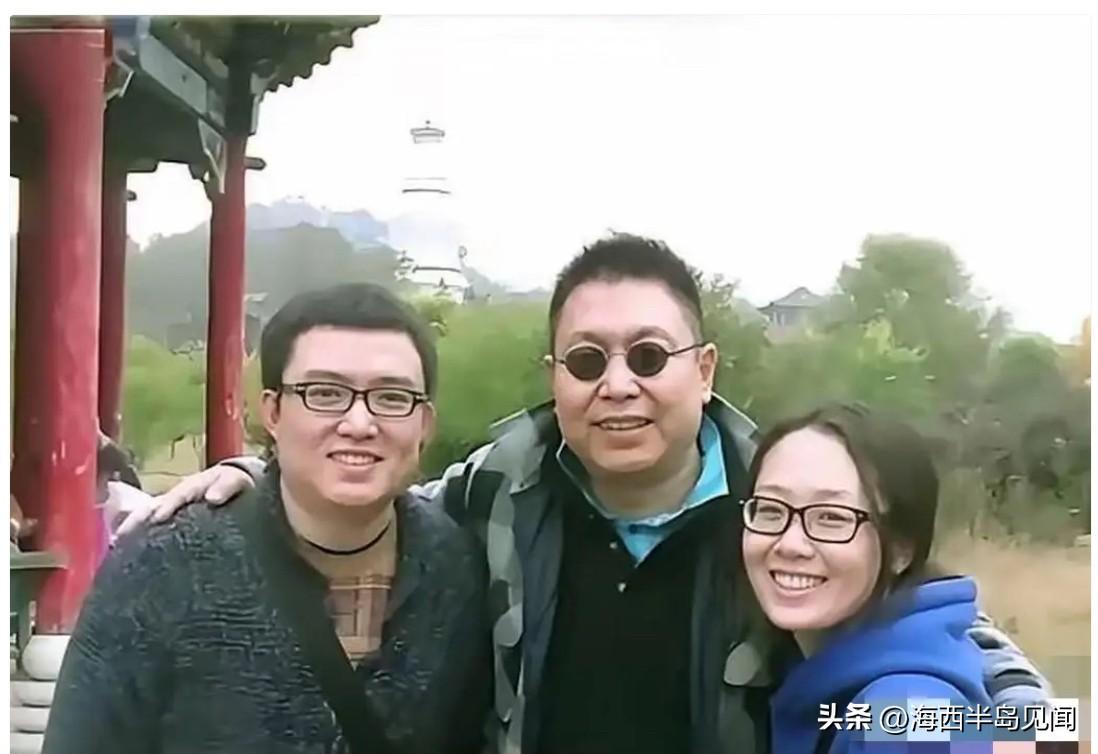 主持人王为念携儿子、儿媳一同前往山西五台山游玩，在大白塔前拍下了这张温馨的全家福