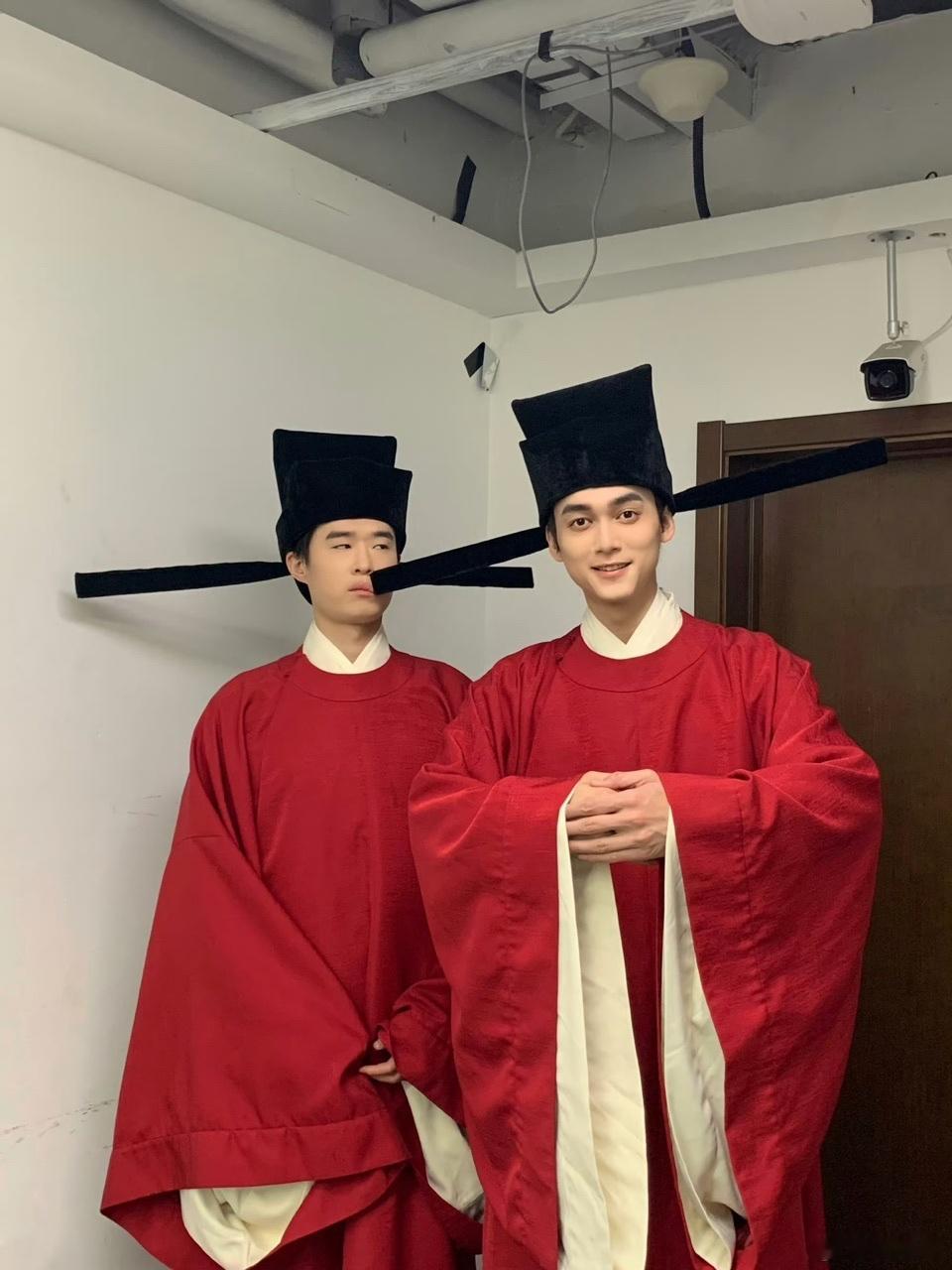 小力士第一名小力士  恭喜小力士获得最佳喜剧小队TOP1！领奖台相视一笑，获奖感