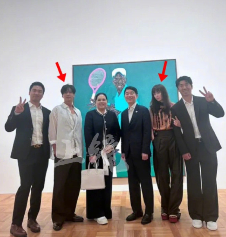 47岁元斌与妻子现身美术馆 不提示的话，你能认出元斌吗？他老婆好酷哦！！！ ​​