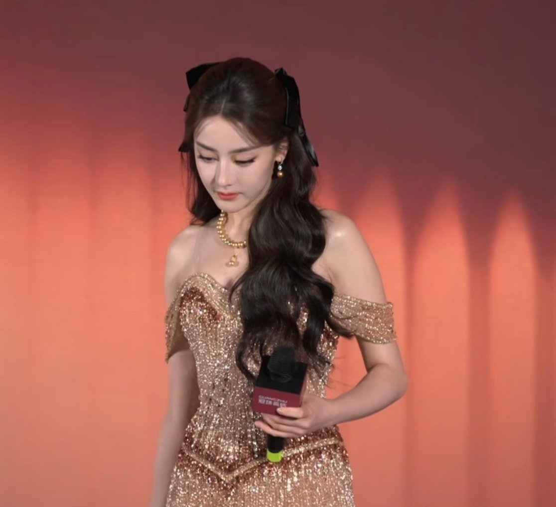 迪丽热巴线下活动生图直出。又上身一套定制礼服，今天是美萌蝴蝶结布偶猫🎀迪丽热巴
