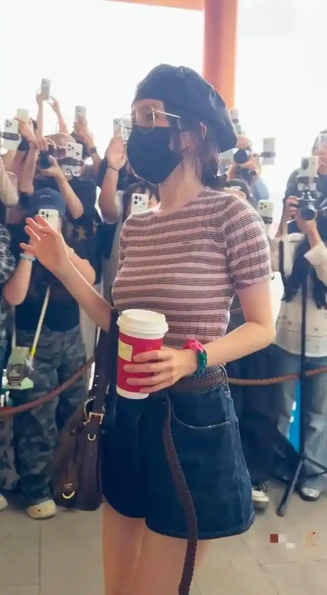 杨幂Prada女王出山了，条纹紧身半袖搭牛仔短裤，又显身材又时尚 