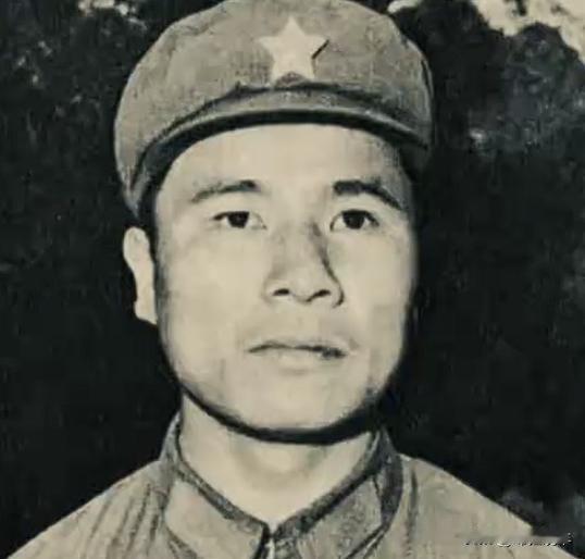 1979年，黄招强奉命护送伤兵撤退，中途休息时，他发现队伍里多了几张陌生面孔，他