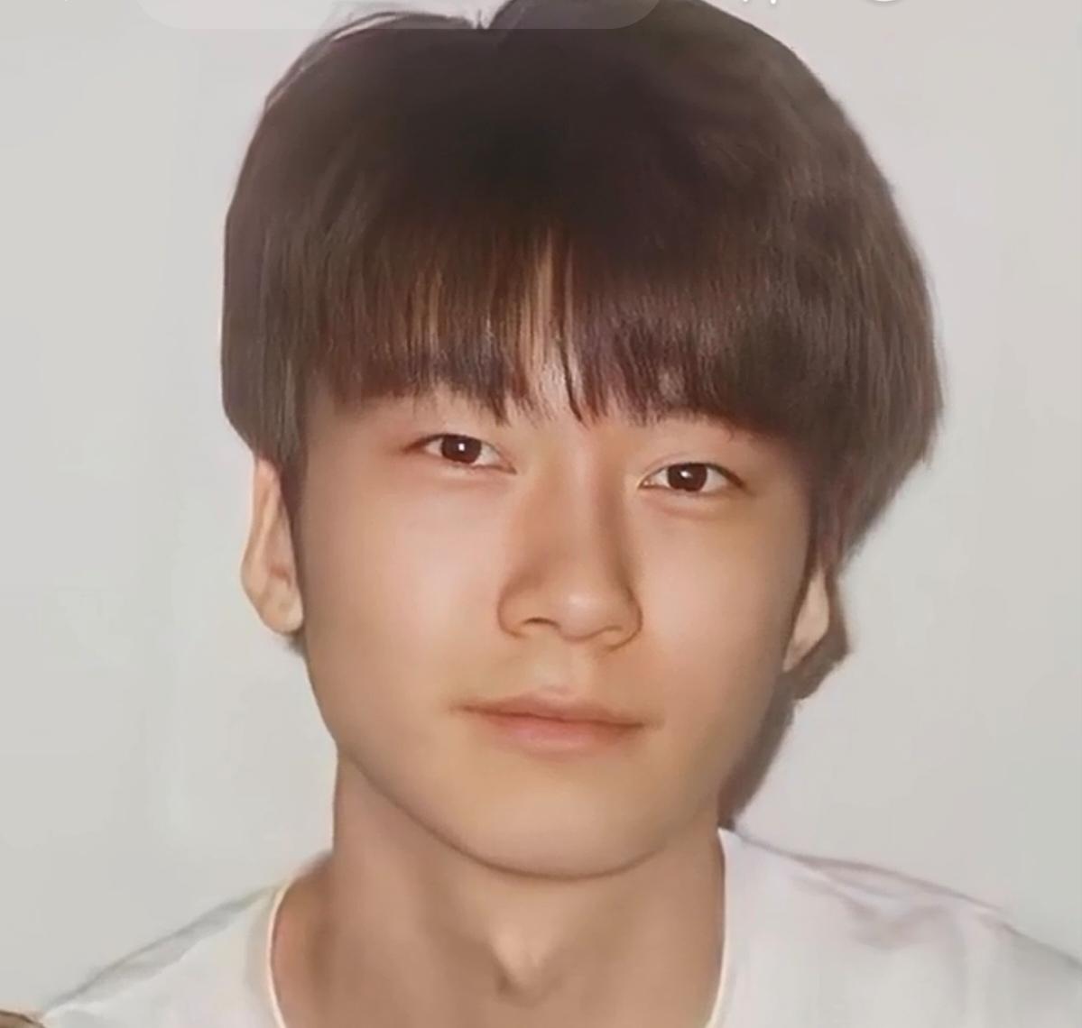 当张亮在社交平台晒出儿子天天18岁的照片，仿佛一阵带着时光芬芳的微风，轻轻拂过我