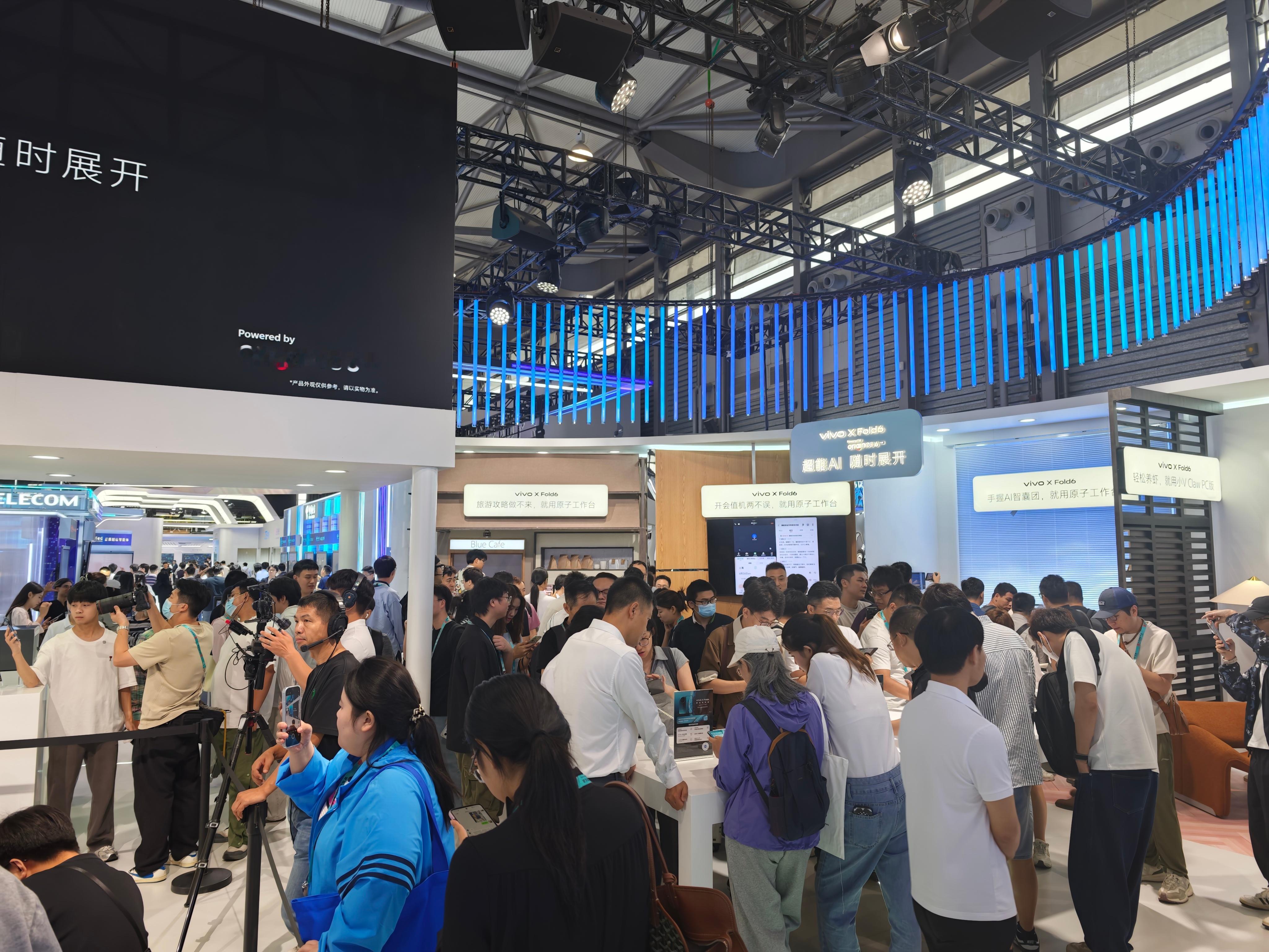 今天MWC vivo的展台的人非常的多，一方面都是在体验这个超强的长焦拍摄能力，