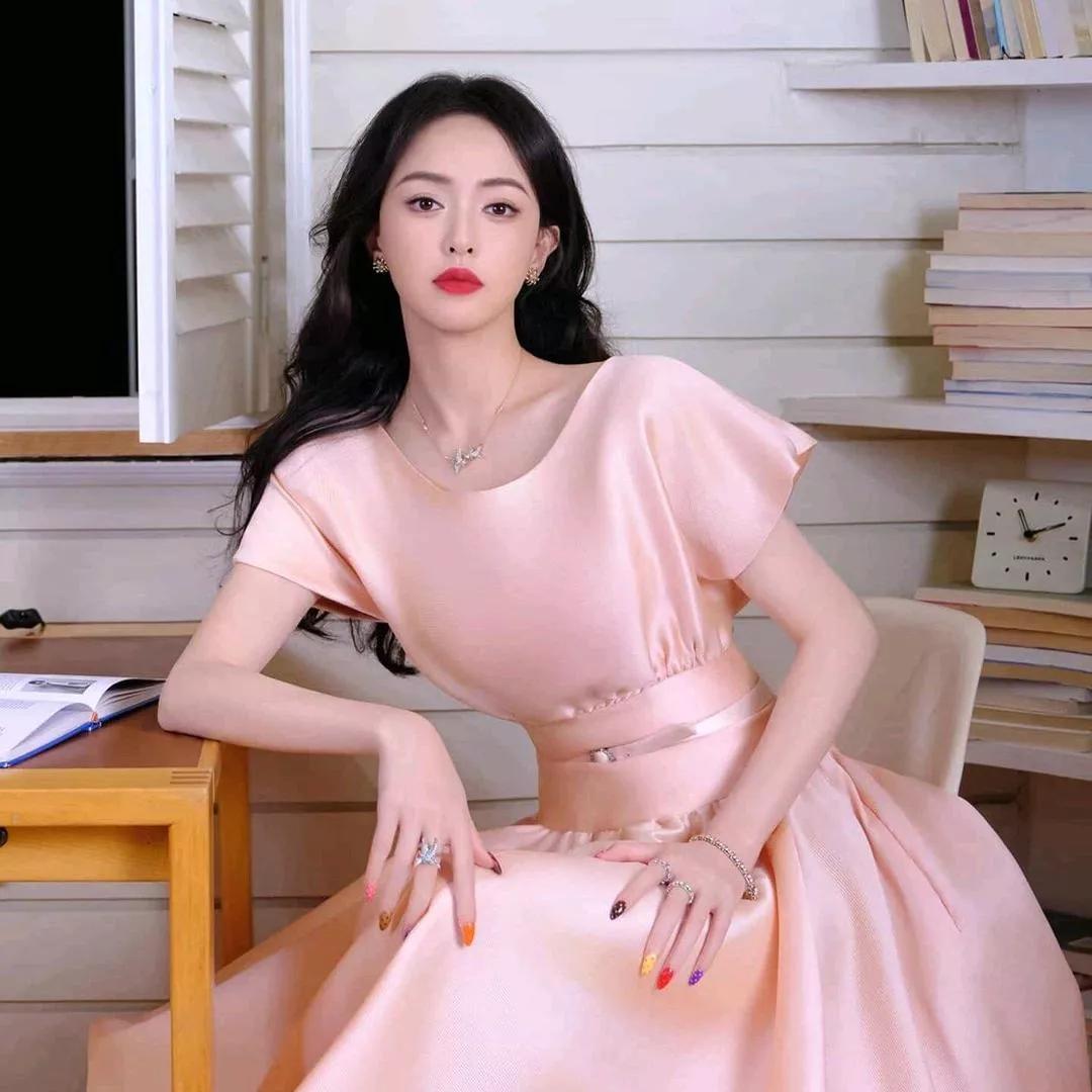 粉裙映人影，静坐书香间。粉裳花影照 粉裙花影 绿裙花影 紫裙花影 书香少女照 紫