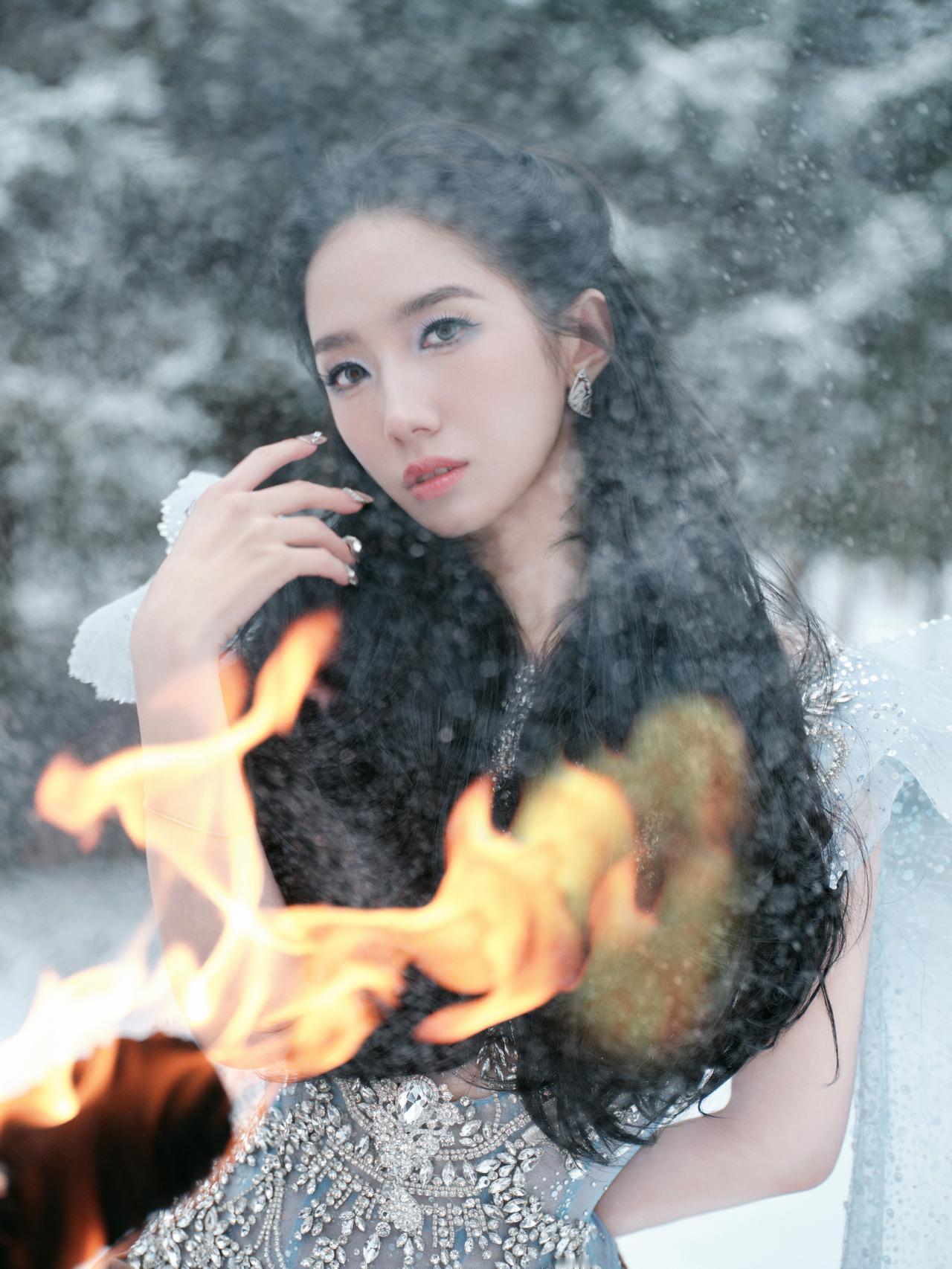 孟美岐星光大赏妆造好美