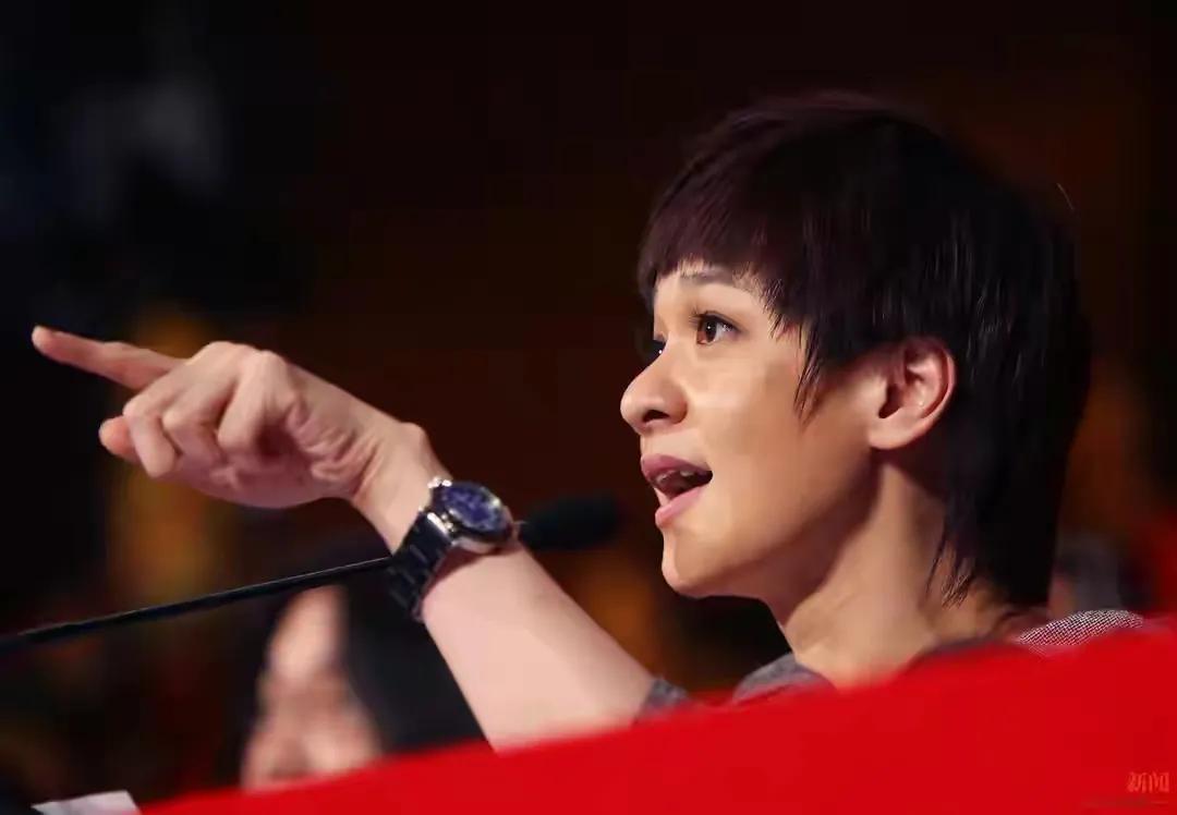 柯以敏直播连麦时被骂是傻X，气得她跳脚要报警，天道好轮回，终于轮到她被骂了。

