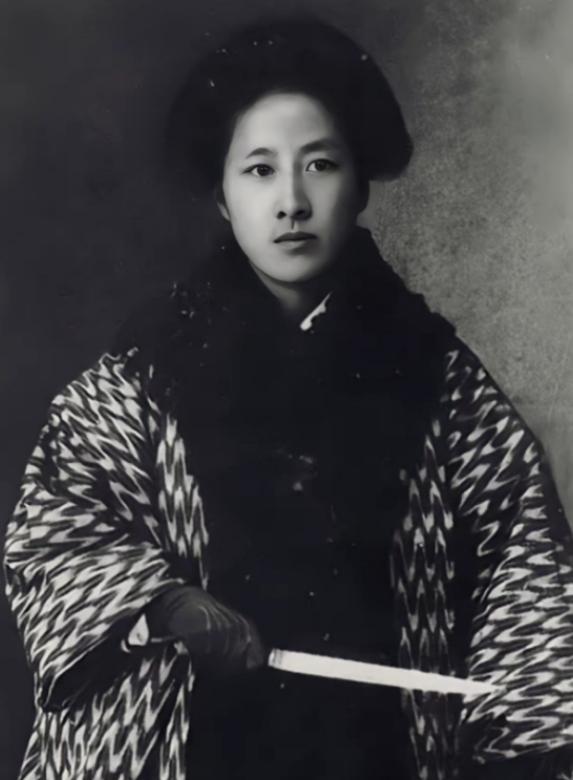 1907年，秋瑾临死前夕，山阴县令对秋瑾说："我本欲救你一命，但我位卑言轻，无能