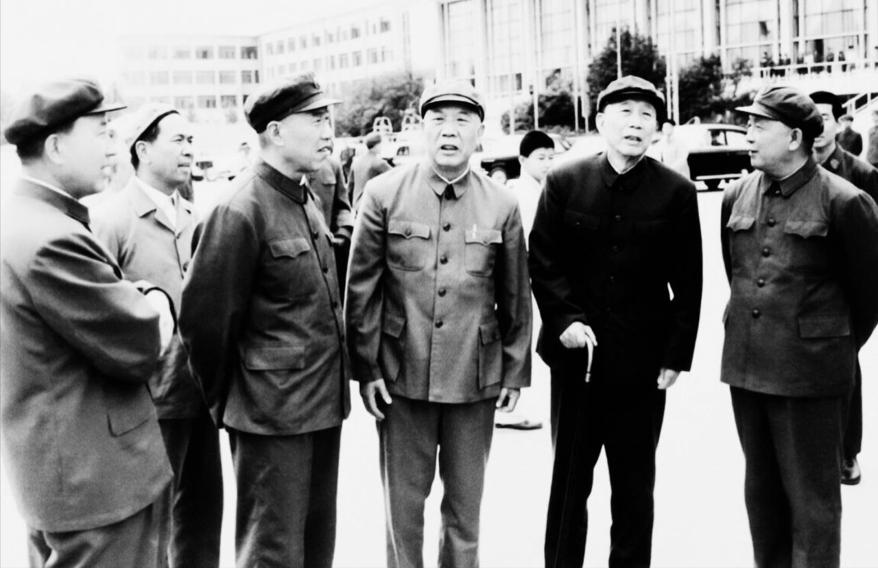 80年代初，时任国务院副总理王震视察新疆时与自治区党委第一书记王恩茂、自治区政府