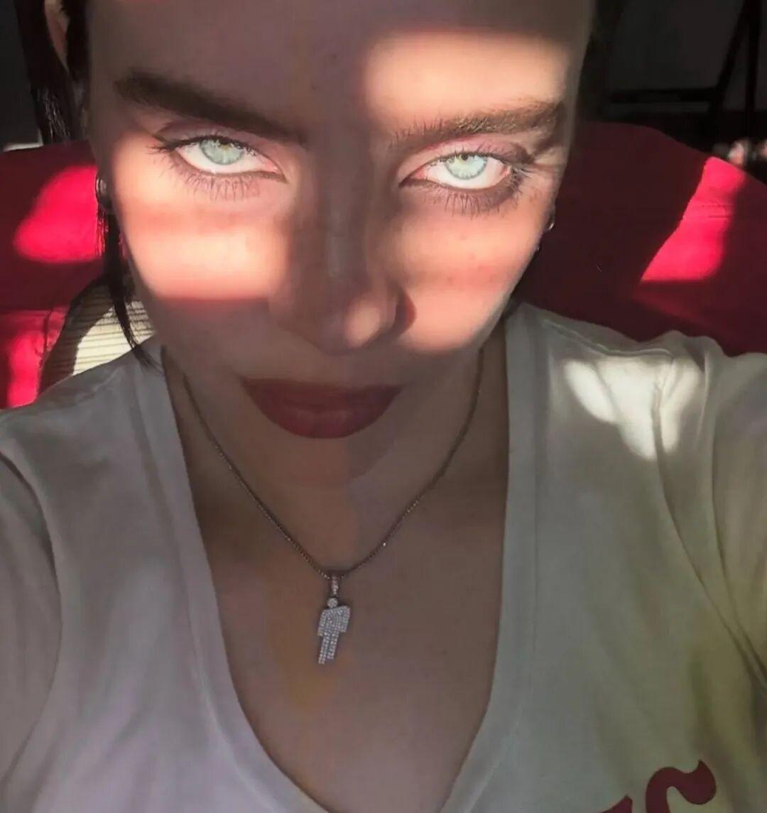 23岁的碧梨 Billie Eilish（怪奇比莉）发布最新自拍，有点像鬼娃娃！