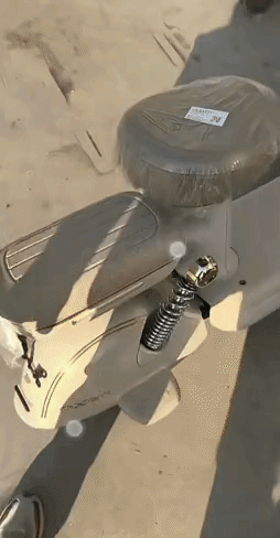 家人们快来看新国标电动车的“骚操作”！掀开座椅，电瓶直接裸露在外，毫无防护！这哪