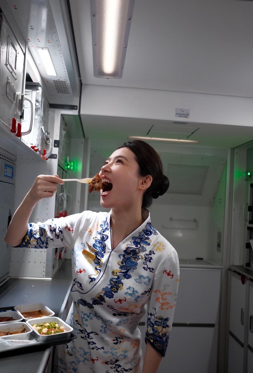 空姐在飞机上为乘客准备餐食，尽心尽责！💪🍽️😊