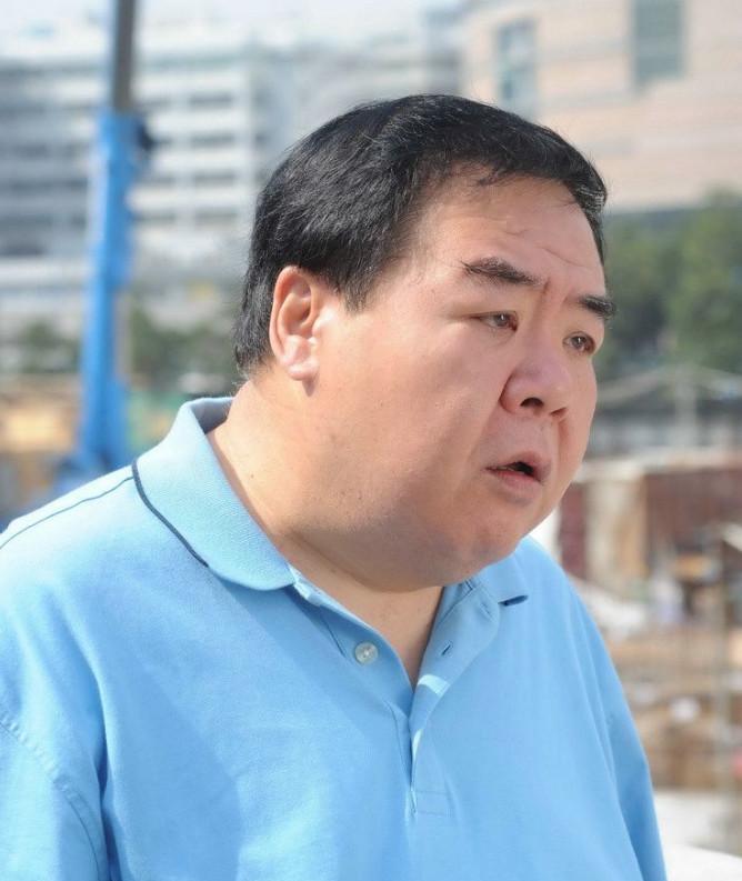 在香港影视的黄金时代，“肥猫”郑则仕的名字曾与无数经典角色紧密相连。

1993