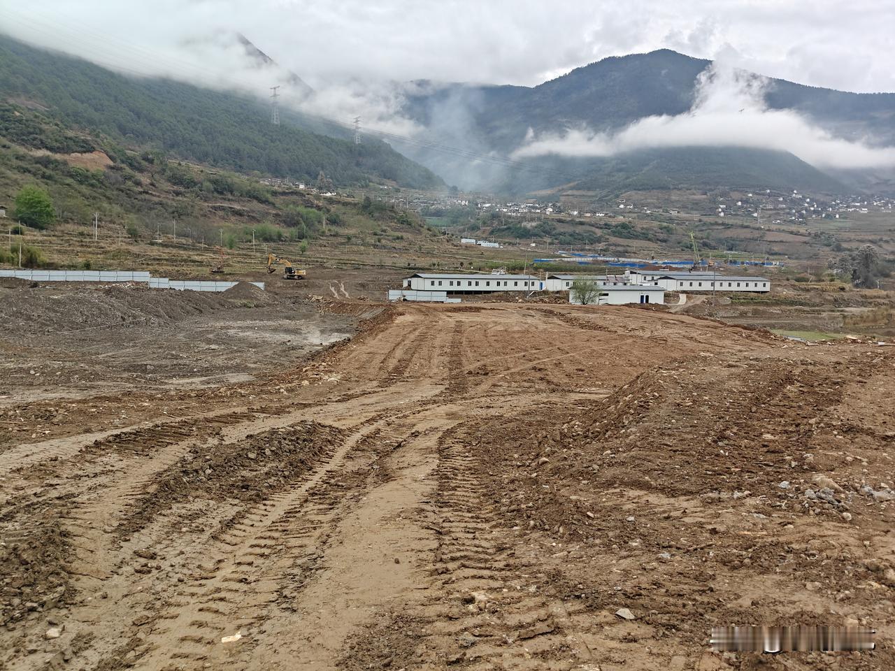 项目经理非常辛苦，但收入普遍比监理高不少。
 
工作上全年基本无休，白天管现场、