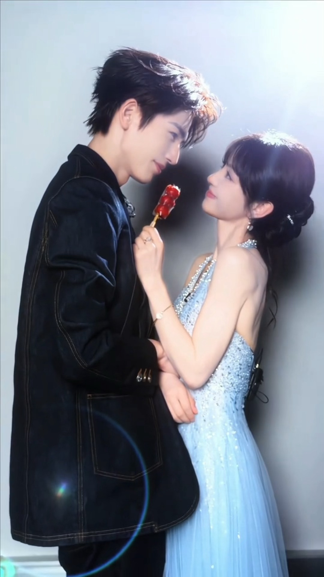 我们喜欢糖葫芦！！张凌赫田曦薇拿糖葫芦转场 张凌赫拉田曦薇手腕