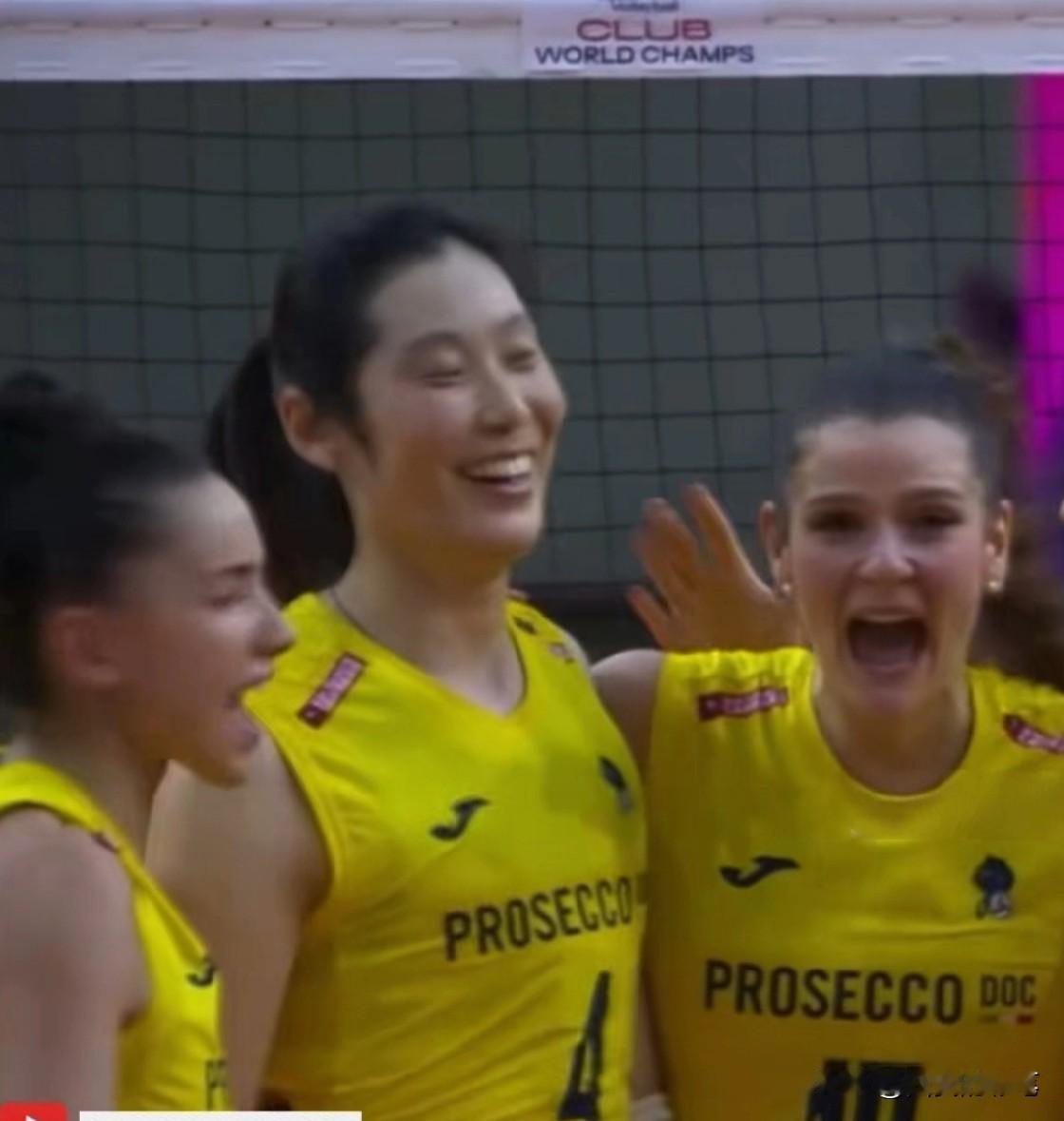 朱婷在意甲打球，这种发自内心的快乐，真好啊[呲牙]
瞧，今晨赛后的她和队友围成一