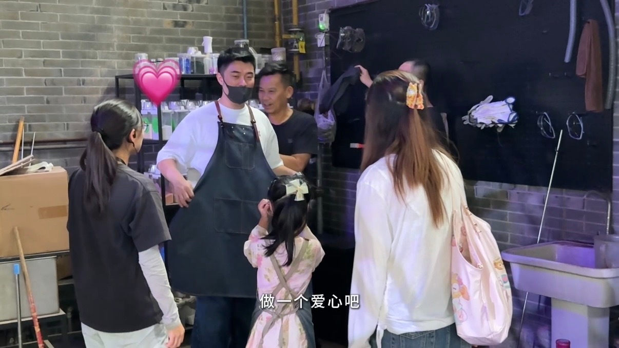 陈赫带俩娃逛玻璃博物馆陈赫带娃情绪价值拉满看完陈赫的vlog，明白什么是带娃的情