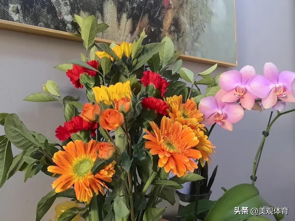 三八妇女节社区组织的插花活动非常受欢迎，活动室济济一堂。