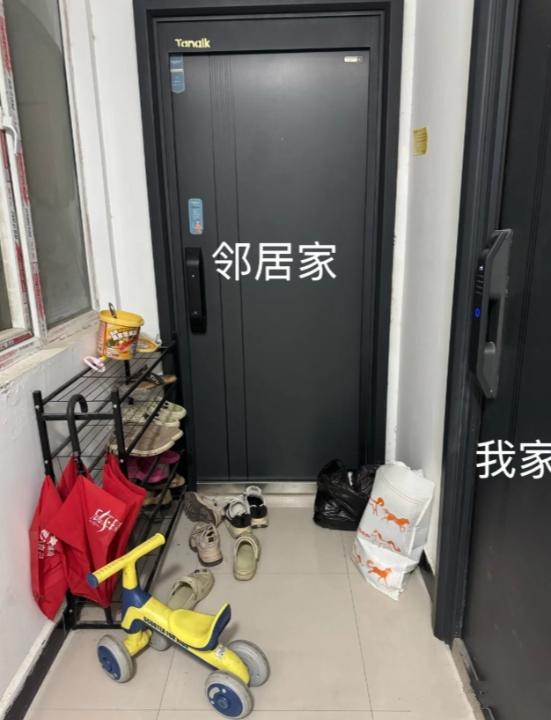 邻里之间应该互相包容，互相尊重。像这种把公共空间占为己有的人还是太自私了。他倒是