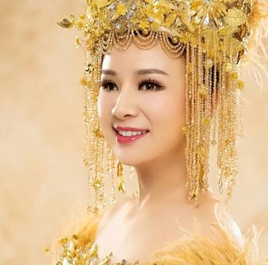 7年前，盲人女歌手刘赛不顾反对，把自己嫁给这个一贫如洗的农村小伙。愿意倒贴一套婚
