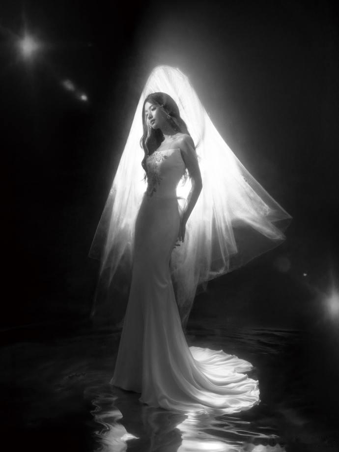 卢昱晓白色斗笠头纱卢昱晓白色圣女纯白抹胸刺绣长裙搭配水钻光环头纱，卢昱晓造型圣洁