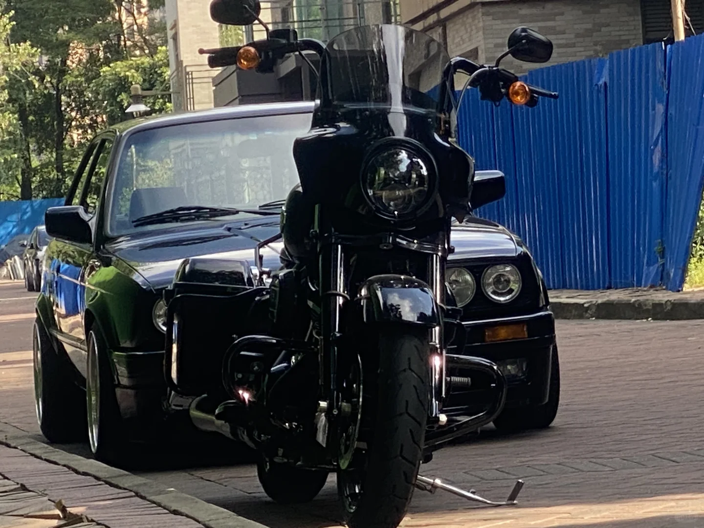 圆灯与黑色是坚持的方向