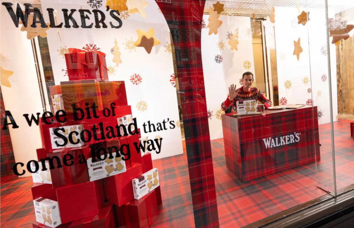 圣诞节快来了，穆雷为了卖饼干也不容易，都去当活人模特了！