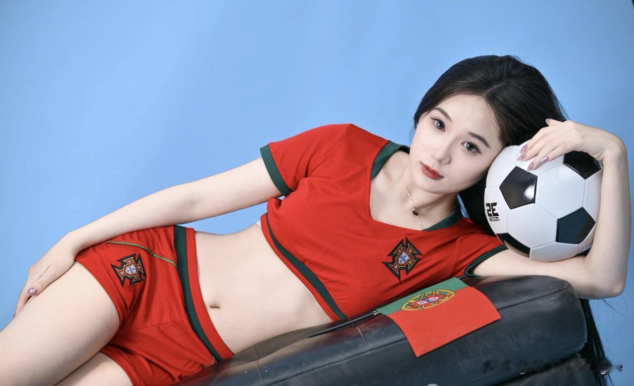 青春洋溢的足球少女，阳光下的运动风采！🌞🏆
