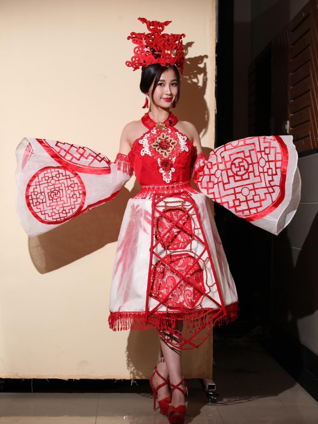 虞书欣早期一年级剪纸礼服走秀图🈶和现在区别大吗