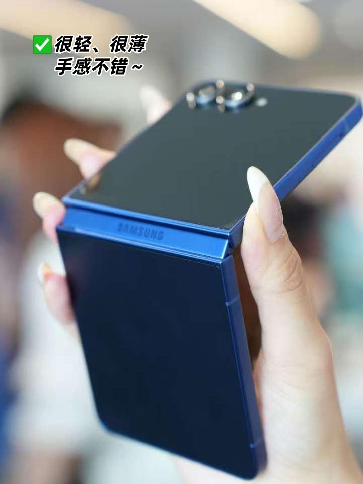 三星折叠屏第一波真机图来了！

直接去现场看了小折叠三星Z Flip7，薄是真的
