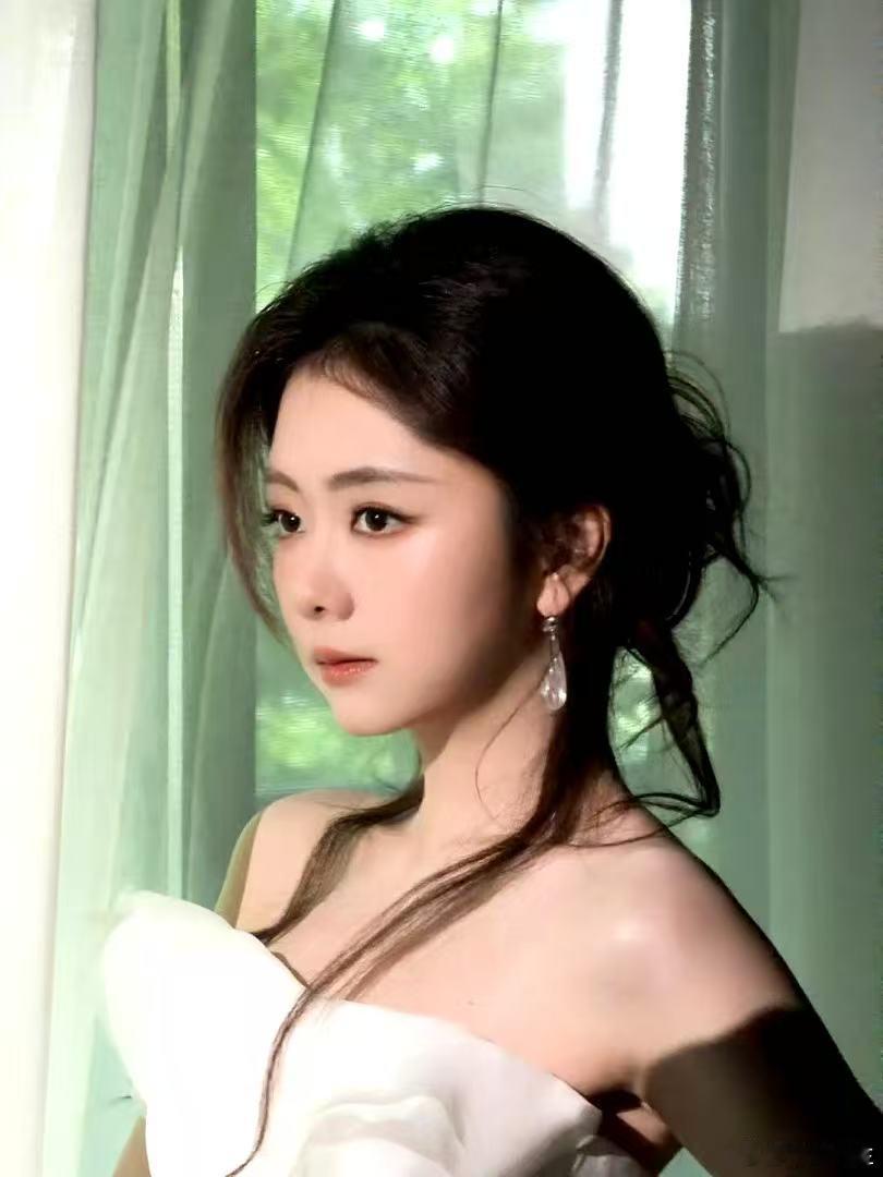 谭松韵谭松韵脸到底有多小 拥有让人羡慕的小脸轮廓，长相清甜自然，没有距离感，一举
