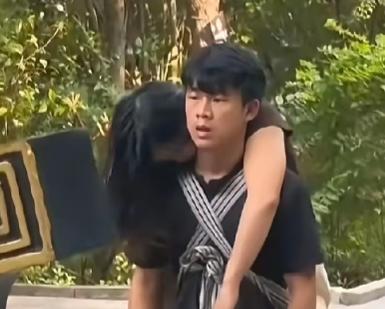 把困难当成了爱情，21岁女孩孔燕为爱私奔，不慎摔倒瘫痪14年。

小伙子对未婚妻