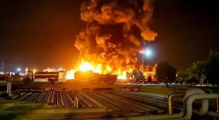 波斯湾夜空再次被导弹和拦截火光照亮，科威特国际机场在重新开放几天后就遭遇袭击，导