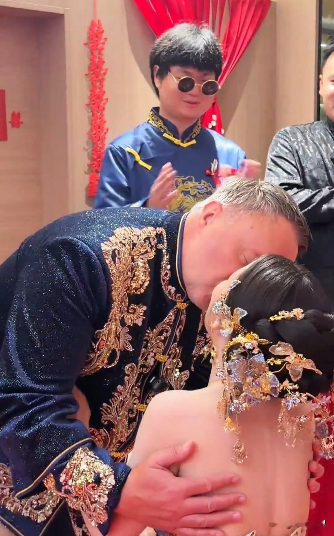 找了一个外国老公比爸妈还老，怎么想的？

这个世界上就是有一些很匪夷所思的事，比