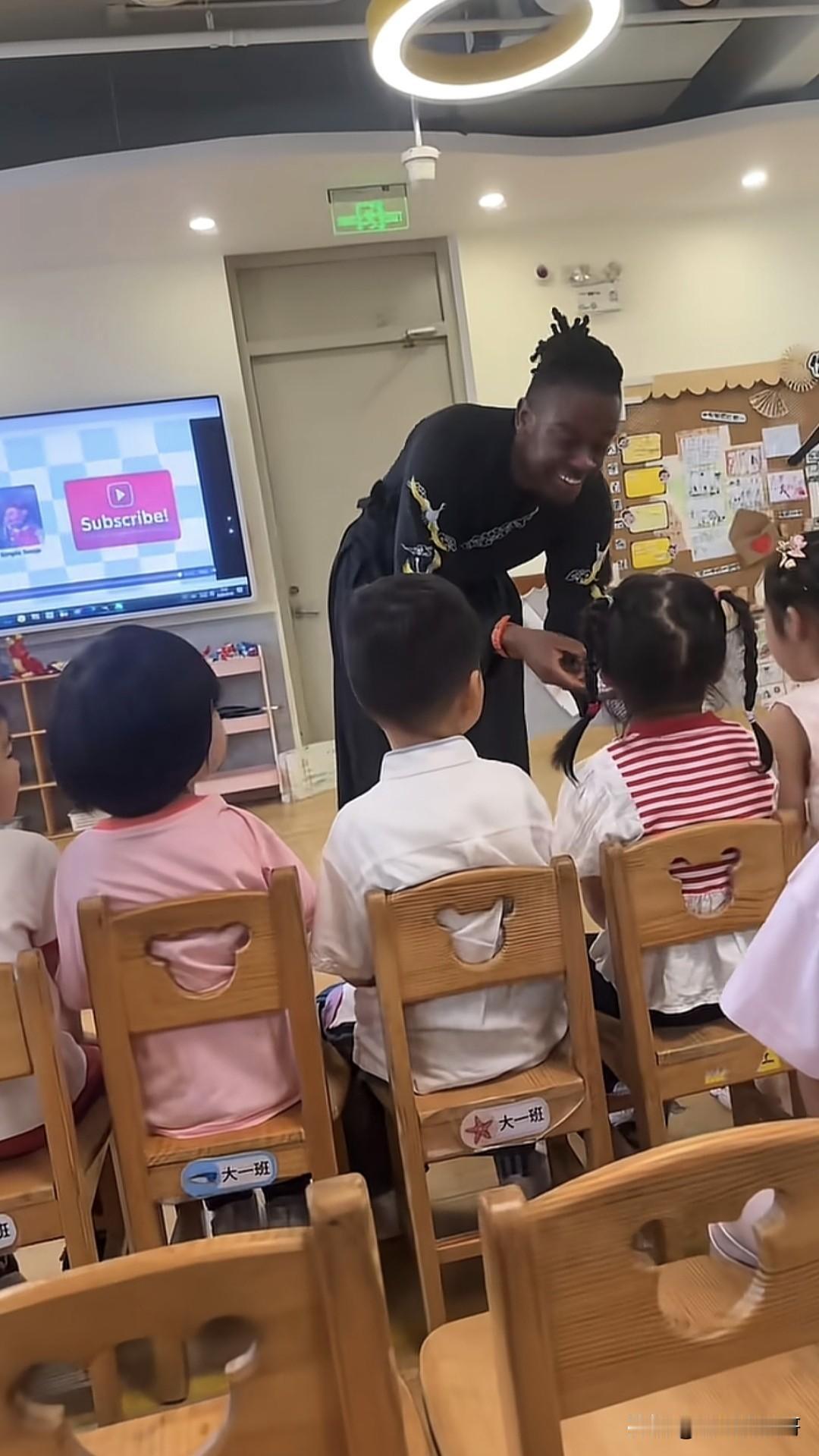 如果他是精英，应该不会来教幼儿园小朋友吧
