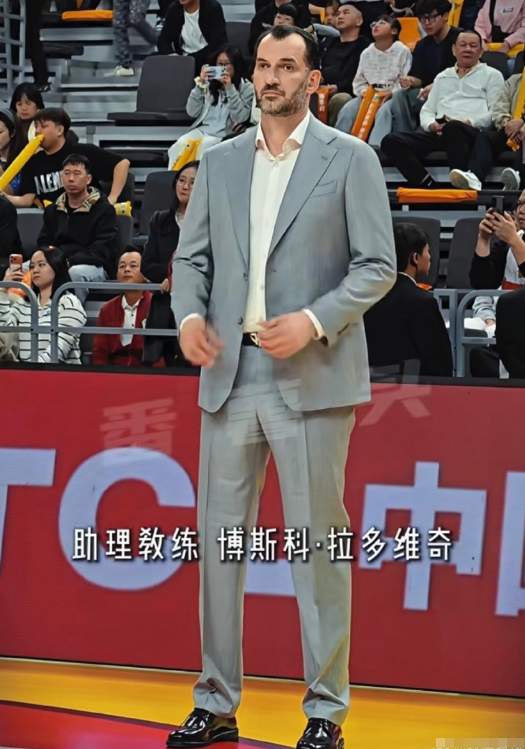 广东宏远助教拉科维奇与杜锋相比有哪些不同的执教风格？与宁波男篮的赛后，出现了不同