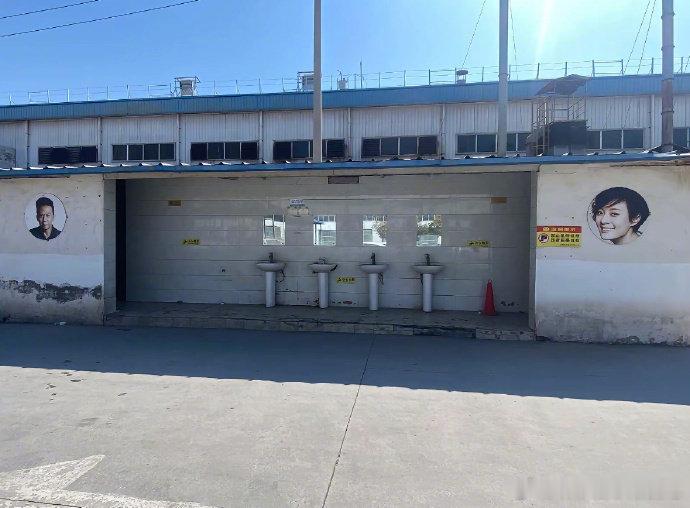 邓超孙俪头像被用作卫生间标识 啊？？？？邓超孙俪照片被用作卫生间男女标识。。。邓